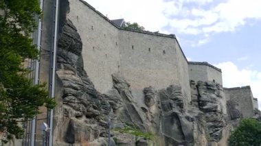 KONIGSTEIN, ALMANY - 21 AĞUSTOS 2015: Konigstein kalesinin duvarları, Sakson İsviçre, Almanya. Eğil.