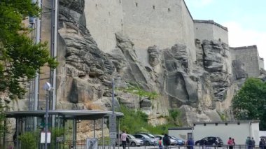 KONIGSTEIN, ALMANY - 21 AĞUSTOS 2015: Konigstein kalesinin duvarları, Sakson İsviçre, Almanya. Yukarı kaldır.