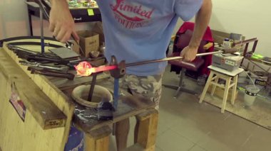 Cam işleri. Cam atölyesi. Sanatçı camdan fil oyuyor