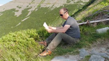 Dağlar içinde uzun yürüyüşe çıkan kimse kontrol iz üzerinde haritasıdır