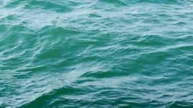 Okyanusun derinliklerinde. Okyanus dalgaları. Su yüzeyi.