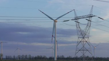 Enerji üretimi. Rüzgar türbinleri ve güç hattı