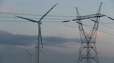 Rüzgar türbinleri ve güç hattı