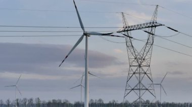 Rüzgar türbinleri ve güç hattı
