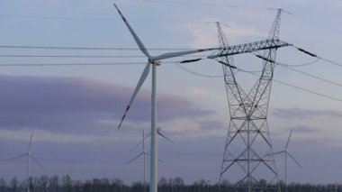 Rüzgar türbinleri ve güç hattı