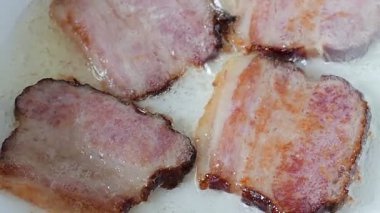 Kızartma tavasında kızarmış pastırma