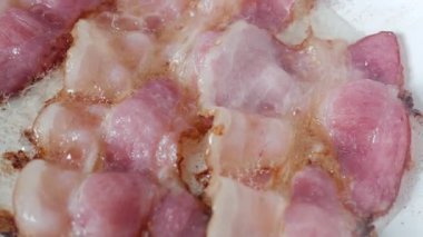 Kızarmış pastırma. Yakın çekim.