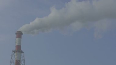 Bir kömür santralinin hava ve sigara bacalarında ağır sis