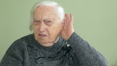 Yaşlı kadın ve işitme sorunları