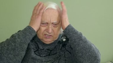Stresli ve kızgın yaşlı kadın.