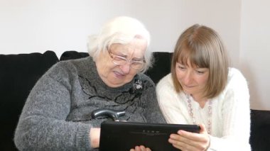 Yaşlı kadın tablet bilgisayar kullanmayı öğrenme