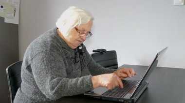 Yaşlı kadın online muhatap veya bilgisayar konusunda sizi uyarır. Komik