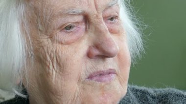 Pencereden bakarak yalnız kadın kıdemli. Yüz ifadesi