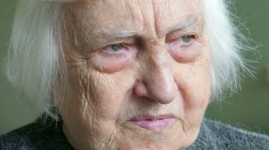 Yaşlı kadın komik yüz yapar