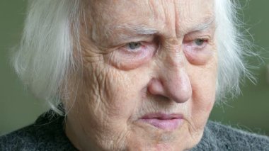 Üzgün, dalgın yaşlı kadın. Alzheimer.