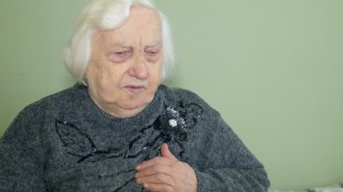 Yaşlı kadın ve kalp sorunu