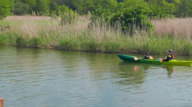 ZALEW WISLANY, POLAND - 31 Ağustos 2015: aile kanosu doğada. Sağlıklı etkinlik