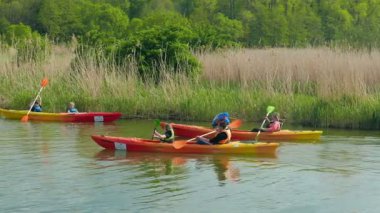 ZALEW WISLANY, POLAND - 31 Ağustos 2015: Doğada kano yapan çocuklu aileler. Sağlıklı yaşam tarzı