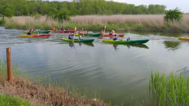 ZALEW WISLANY, POLAND - 31 Ağustos 2015: çocuklu yetişkinler kano yarışı. Doğada kano.