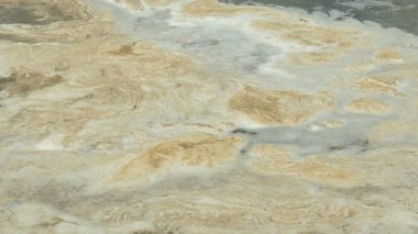 Su kirliliği. Bir plajda su kanalizasyon, pis, kirli