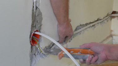 Elektrikçi yeni elektrik telleri yüklüyor