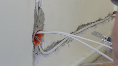 Elektrikçi elektrik prizine kutusu yükleme