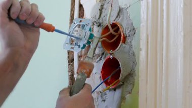 Elektrikçi elektrik yeni yuva yüklüyor