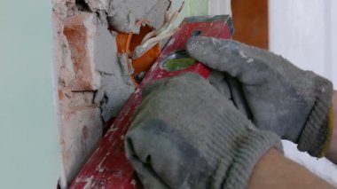 Elektrikçi elektrik prizine kutusu yükleme