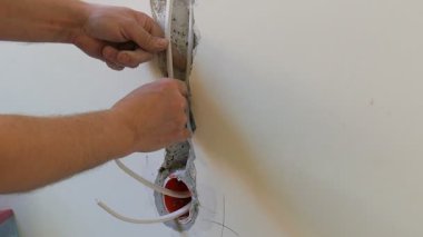 Elektrikçi yeni elektrik telleri yüklüyor