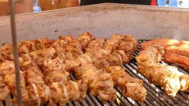 Büyük bir ızgarada et kavurma. Sağlıksız gıda