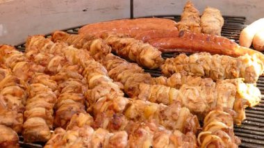 Büyük bir ızgarada et kavurma. Sağlıksız gıda