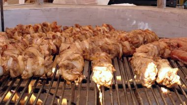 Büyük bir ızgarada et kavurma. Sağlıksız gıda