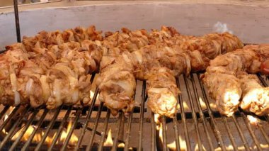 Büyük bir ızgarada et kavurma. Sağlıksız gıda