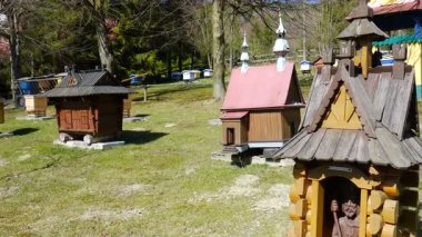 Ev ve kilise şeklinde arı kovanları