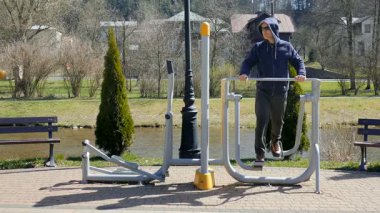 Adam bir açık hava spor salonunda egzersiz