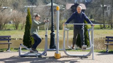 Açık hava spor salonunda egzersiz yapanlar