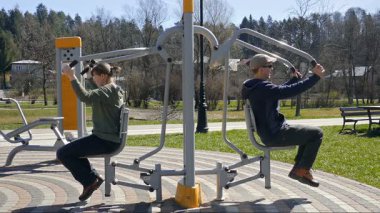 Açık hava spor salonunda egzersiz yapanlar