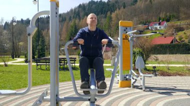 Bir açık hava spor salonunda egzersiz orta yaşlı erkekler