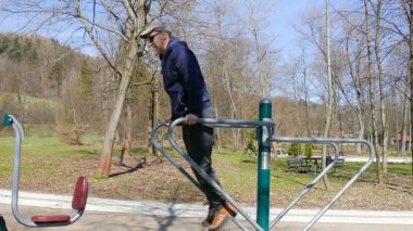 Adam bir açık hava spor salonunda egzersiz