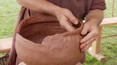 Potter topraktan yapılmış bir kase yoğurma