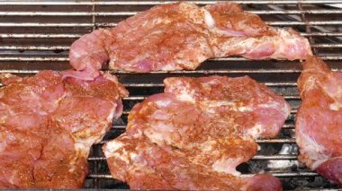 çiğ et ızgara üzerinde