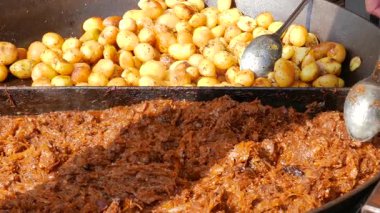 Gıda pazarı. Sokak yemekleri. Fast food. Lahana ve patates