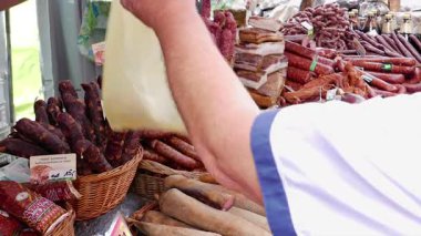 POLAND - 3 Eylül 2016: Açık hava gıda pazarı. Sosislerin yanında dur. Yerel geleneksel yemekler.