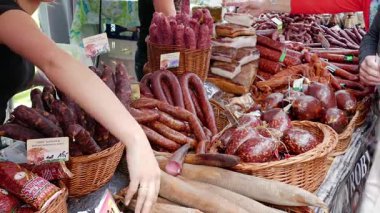 POLAND - 3 Eylül 2016: Açık gıda pazarı. Sosislerin yanında dur. Yerel geleneksel yemekler.