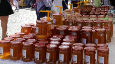 POLAND - 3 Eylül 2016: Çiftçi Pazarı. Satılık bal kavanozları