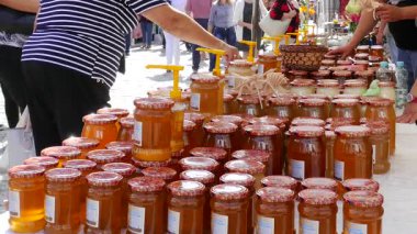 POLAND - 3 Eylül 2016: Çiftçi Pazarı. Satılık bal kavanozları