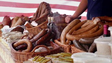 Çiftçi pazarı. Sosis ve domuz yağı ile stand