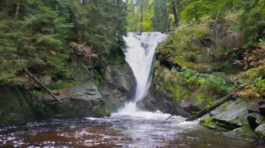 Szklarka şelale. Karkonoski Milli Parkı. Polonya