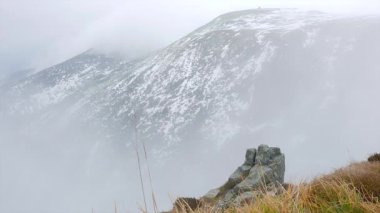 Kışın Karlı Cirque granit duvarları üzerinde hareket eden bulutlar, Karkonosze dağları