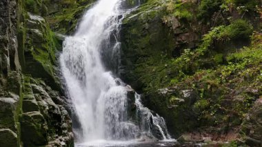 Kamienczyk Şelalesi sonbaharda. Karkonosze Ulusal Parkı, Unesco biyosfer rezervi